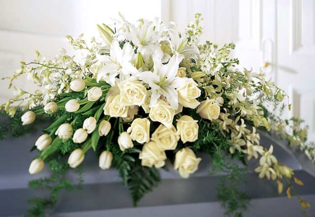 Pogrebni aranžman od bijelih ruža i ostalog cvijeća