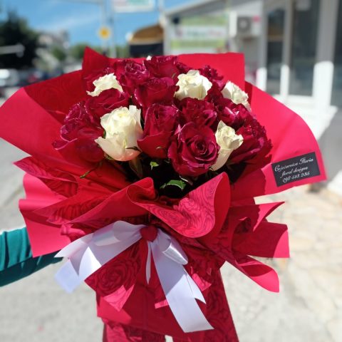 Kombinacija crvenih i blijeh ruža | Dostava cvijeća | Cvjećarnica Ilaria Split