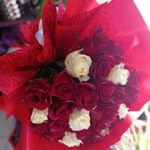 Buket od bijelih i crvenih ruža | Dostava ruža | Cvjećarnica Ilaria Split